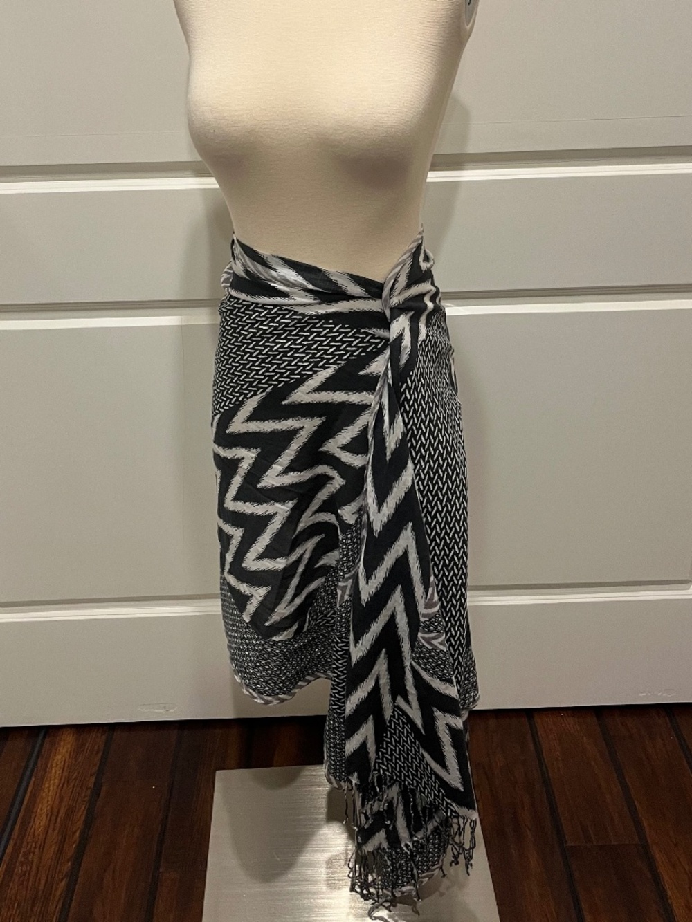100% cotton Geometric Print w/ Fringe Sarong / Pareo / Scarf 72 in. x 24.5 in.